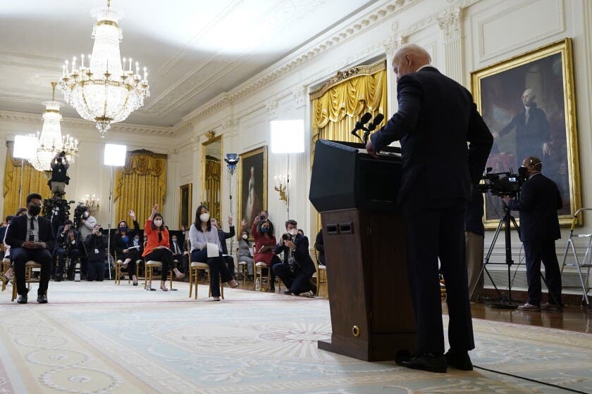En lo que se ha convertido en una imagen familiar, el presidente estadounidense Joe Biden permaneció en el lugar después de ofrecer un discurso reciente sobre la pandemia al tiempo que los reporteros lanzaban una lluvia de preguntas.  
