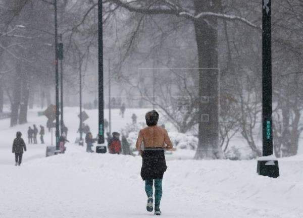 Un hombre sin camisa fue registrado este sábado al correr por Central Park cubierto de nieve, en Manhattan (NY, EE.UU.). EFE/Peter Foley