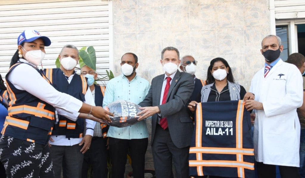 Inspectora recibe chaleco.