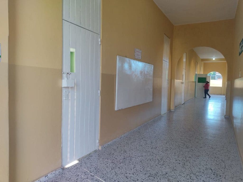 Solo personal administrativo acudió a las escuelas de Moca y Santiago, foto Alex Reynoso