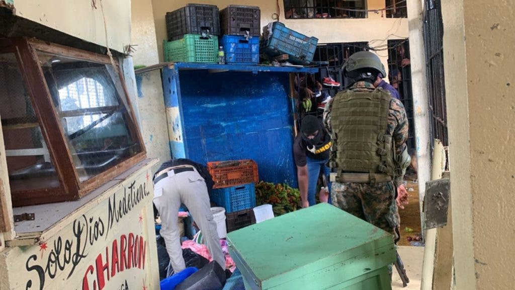 Agentes requisaban esta mañana todas las instalaciones internas de la cárcel La Victoria.