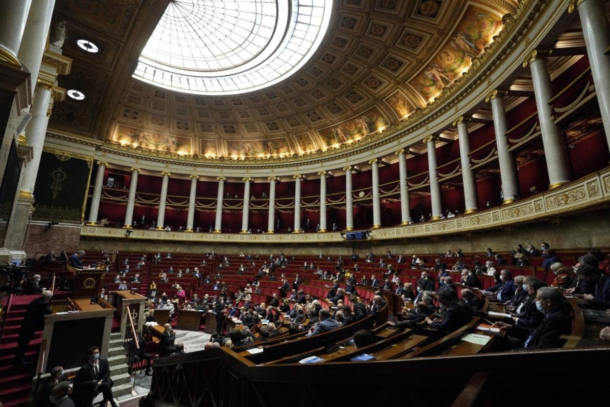 Francia restringirá entrada a teatros y restaurantes