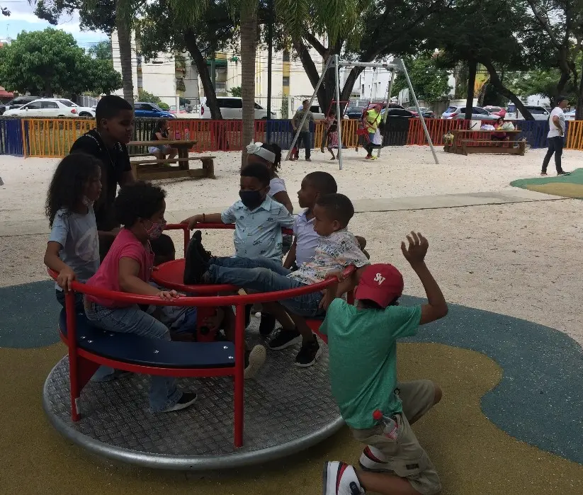 Niños disfrutan de los juegos que hay instalados en el parque Mirador Sur.