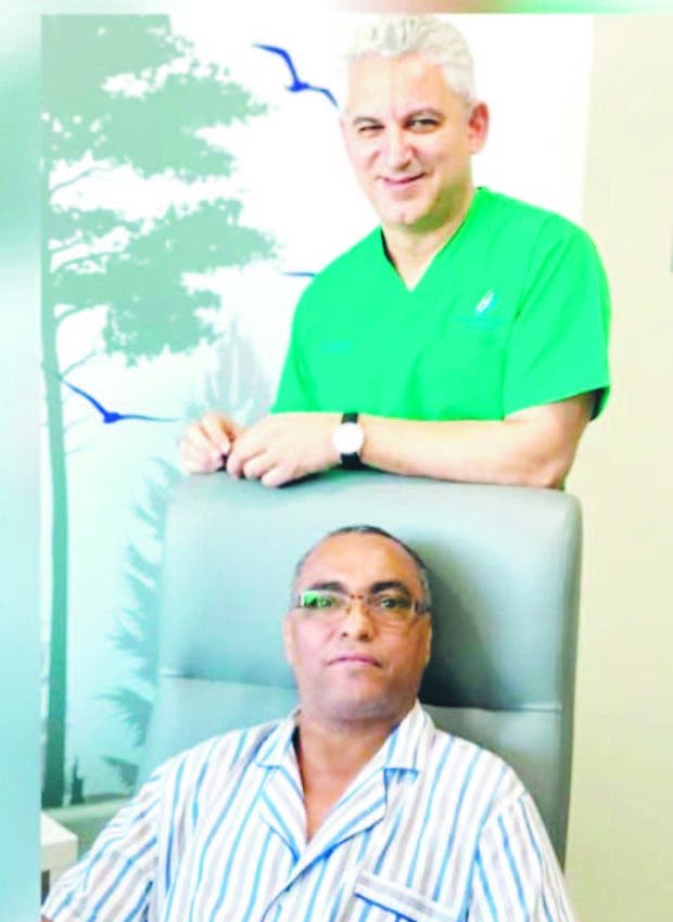 El periodista Silvio Cabrera, junto al doctor Samadi luego de practicarle las cirugías prostáticas en el HOMS.