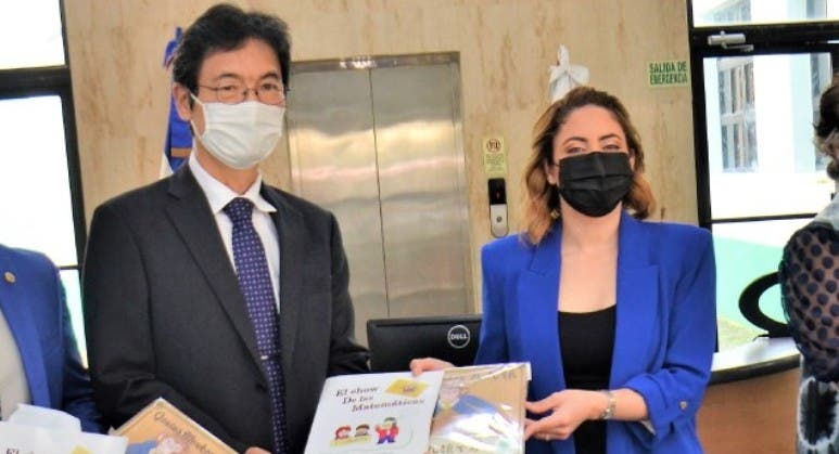 Embajador de Japón visita biblioteca