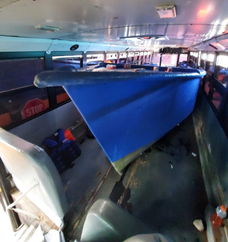 La yola y los atobuses.- El interior de este autobús escolar fue modificado para transportar una yola desde la capital a la costa este, para ser usada en el transporte hacía Puerto Rico de decenas de indocumentados.