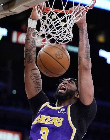 Davis lidera triunfo Lakers