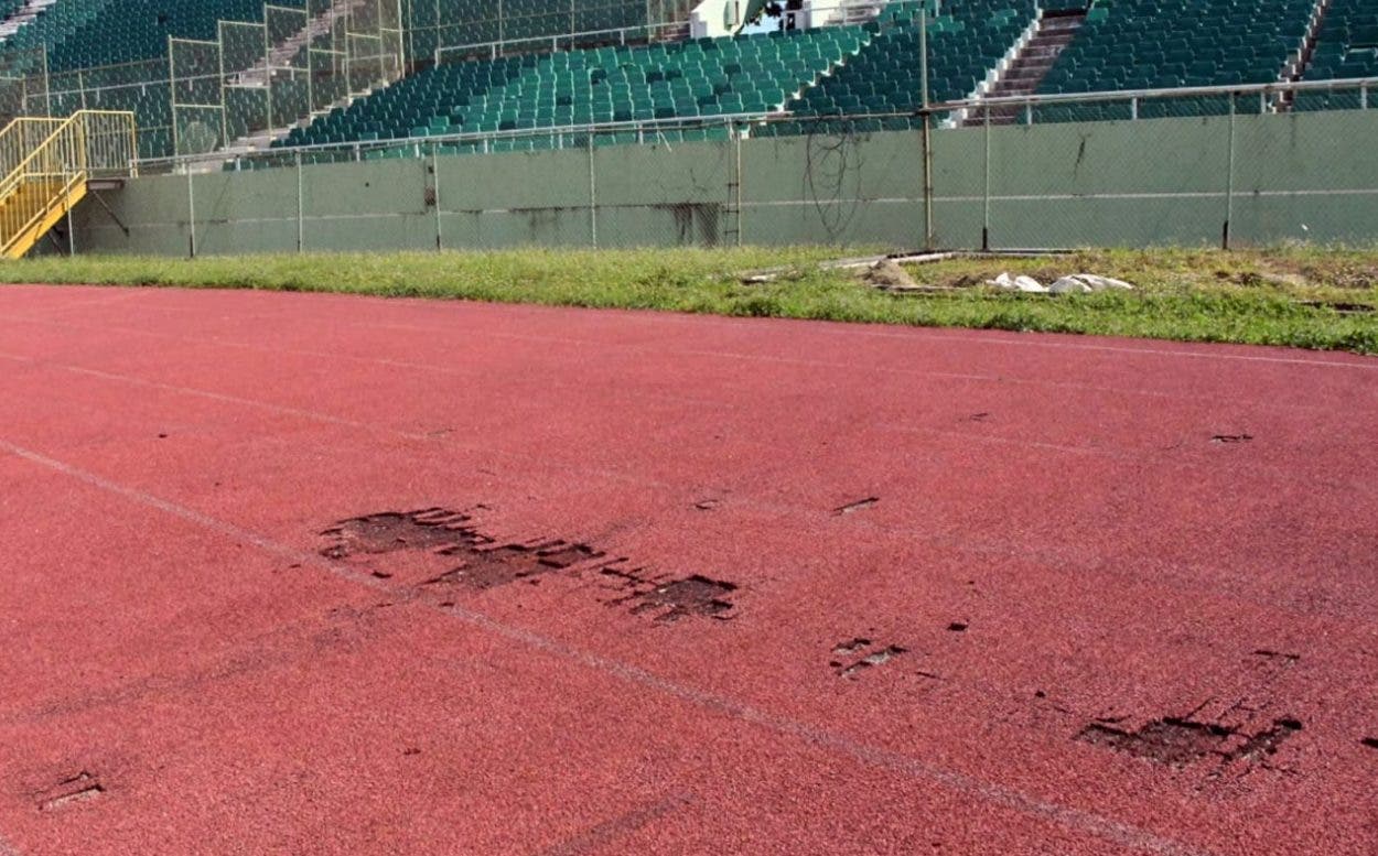 ¡Penoso! Pista de atletismo está destruida