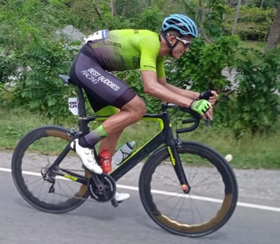 Colombiano Brayan Gómez lidera la Vuelta de Ciclismo