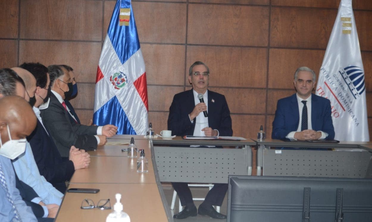 Gobierno sube salarios a trabajadores azucareros