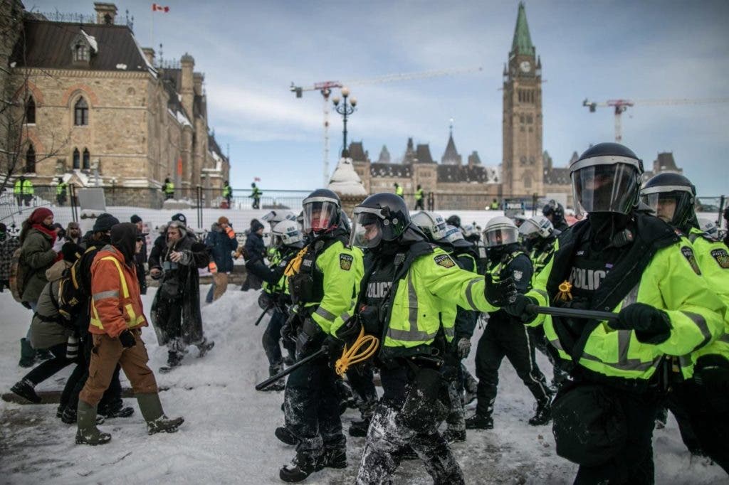 Casi 200 detenidos en operacion para dispersar protesta antivacunas en Ottawa
