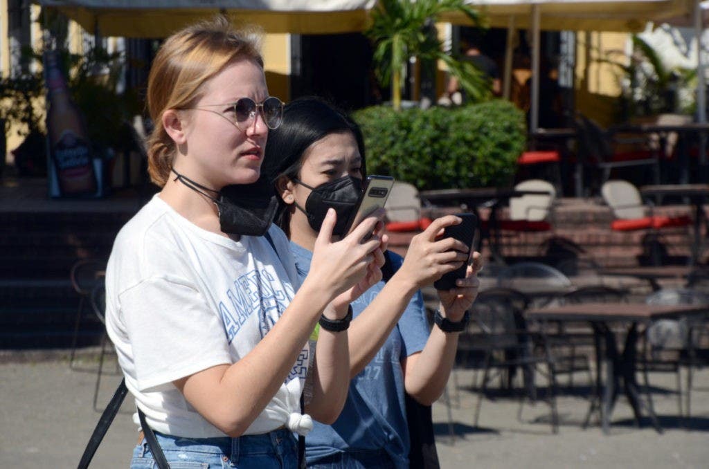 Dos turistas toman fotografías en la ciudad Colonial, zona ideal para fotografías y selfies
