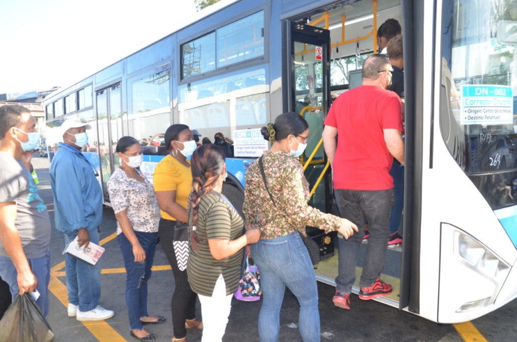 Pasajeros abordan los nuevos autobuses del corredor Churchill, puesto en operaciones ayer por el presidente Luis Abinader.