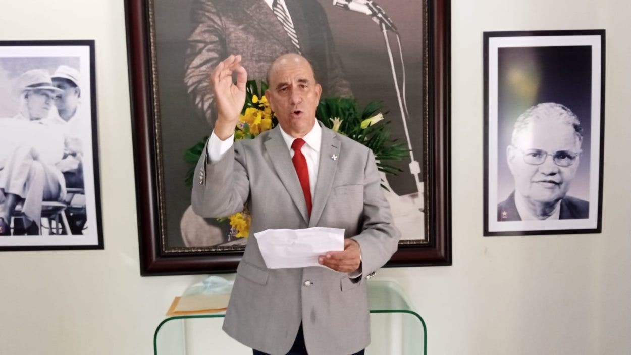 De León anuncia su precandidatura presidencial por PLD