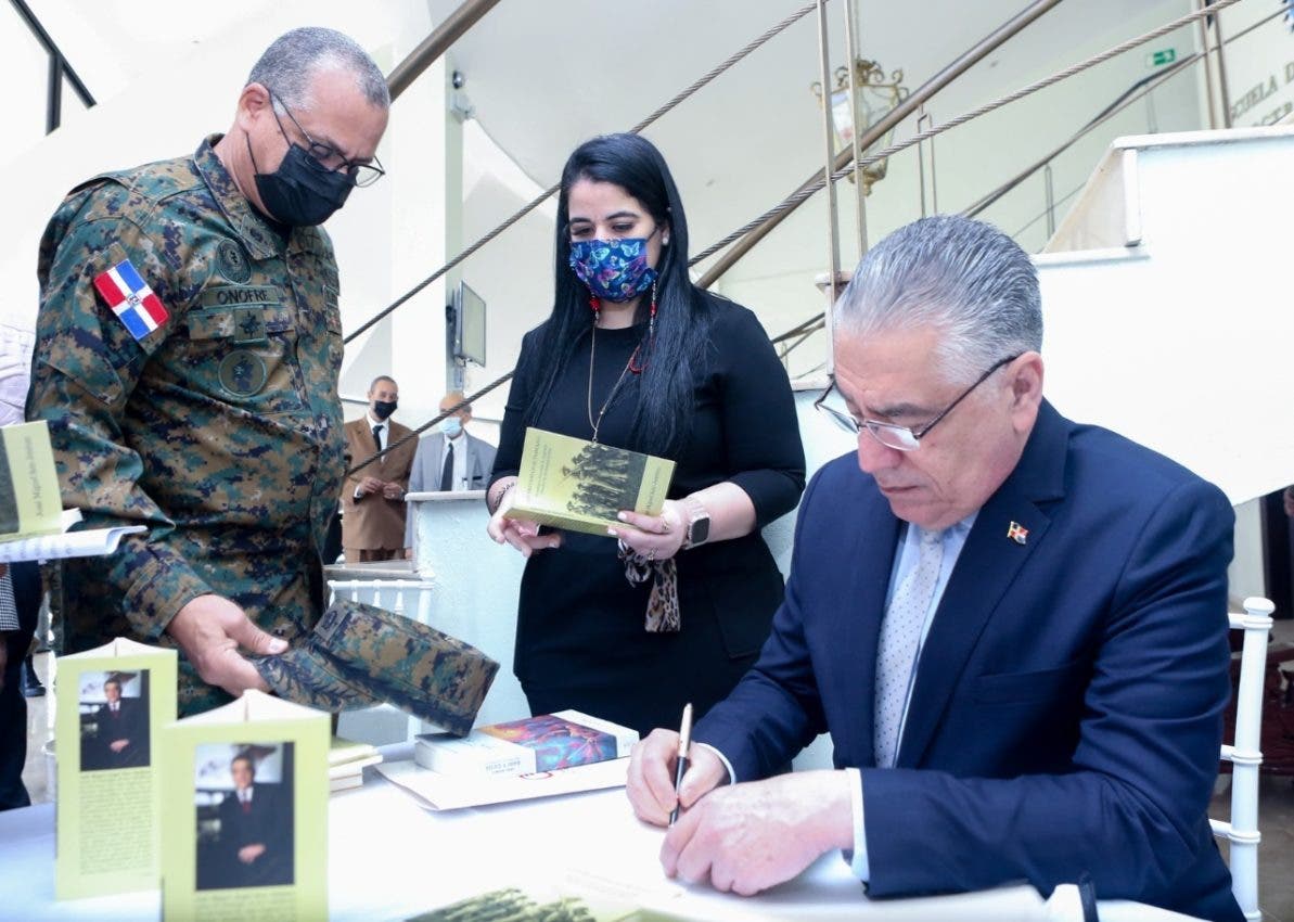 General Soto Jiménez presenta libro