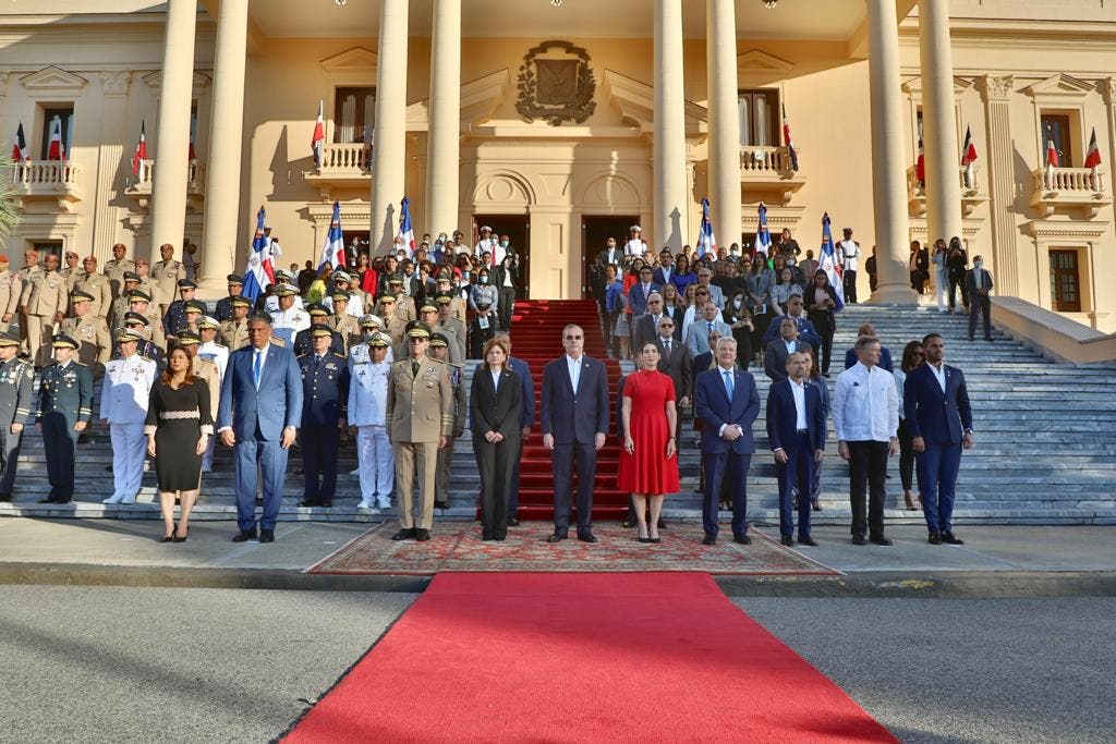 El presidente Luis Abinader junto a la primera dama, Raquel Arbaje; la vicepresidenta, Raquel Peña; así como de ministros, viceministros, directores y funcionarios, rindió honores a la Bandera Nacional, por el Mes de la Patria, en un acto realizado en las escalinatas de la Casa de Gobierno
