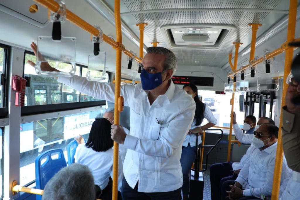 El presidente Abinader en uno de los nuevos autobuses del corredor Winston Churchill