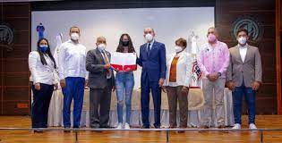 Otorgan becas a estudiantes