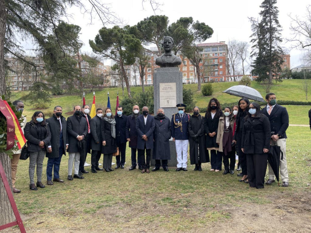 MADRID.-Personal de la Embajada de República Dominicana en España y residentes en el país rinden homenaje al prócer Juan Pablo Duarte, este viernes durante la celebración por el 178 aniversario de la independencia del país.- EFE / Macarena Soto

