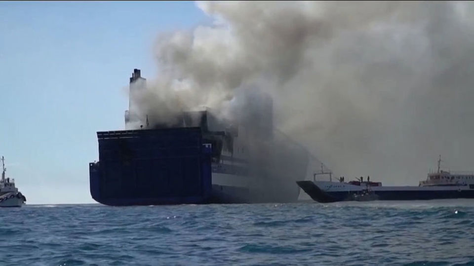 Continúa búsqueda desaparecidos en ferry incendiado en Grecia