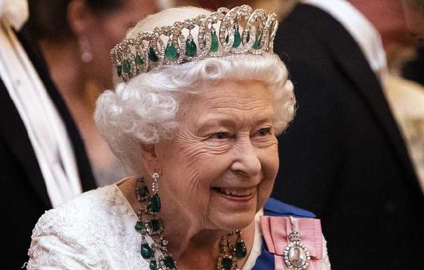 Isabel II sigue viva, pero delicada de salud