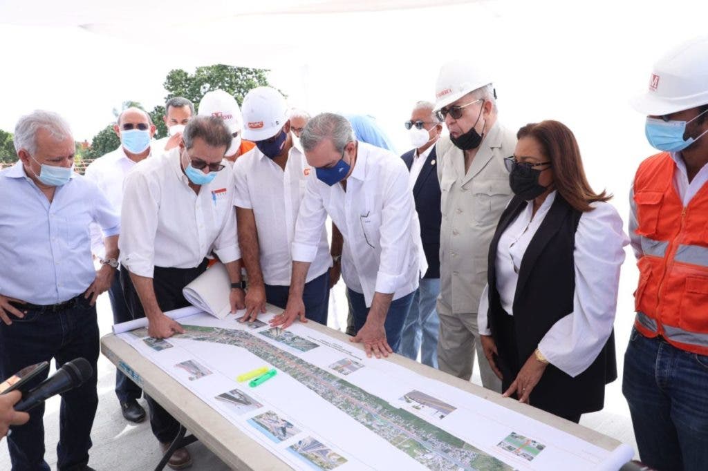 El presidente Luis Abinader encabeza el acto de primer palazo para el inicio de la construcción de un Multiuso en el Ensanche Isabelita y de 11 destacamentos policiales que contribuirán al fortalecimiento de la política de seguridad ciudadana.