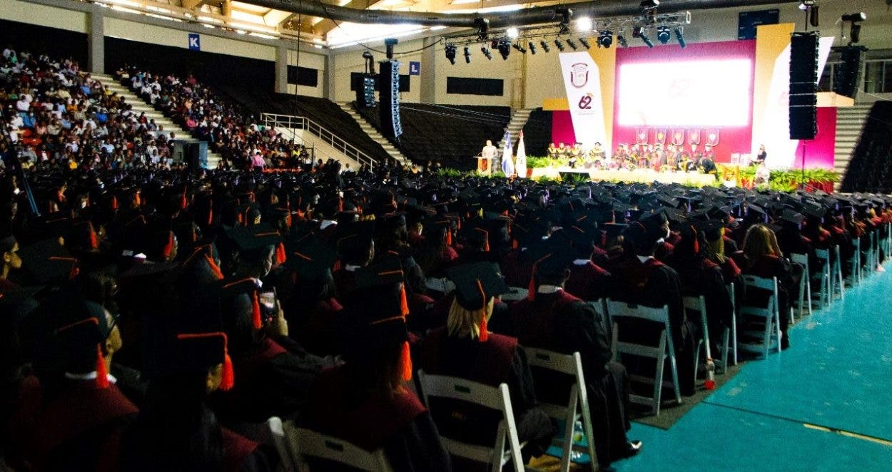 1,230 nuevos profesionales se graduaron en Unev
