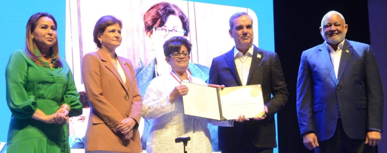 Abinader reconoce a doce mujeres