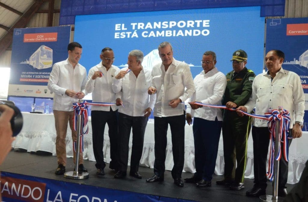 El presidente Luis Abinader dejó en operación el nuevo corredor en la avenida Charles de Gaulle (CCG) que generará 400 empleos directos y transportará a más de 40 mil pasajeros al día.