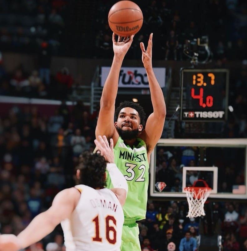 Karl Towns anota triple decisivo