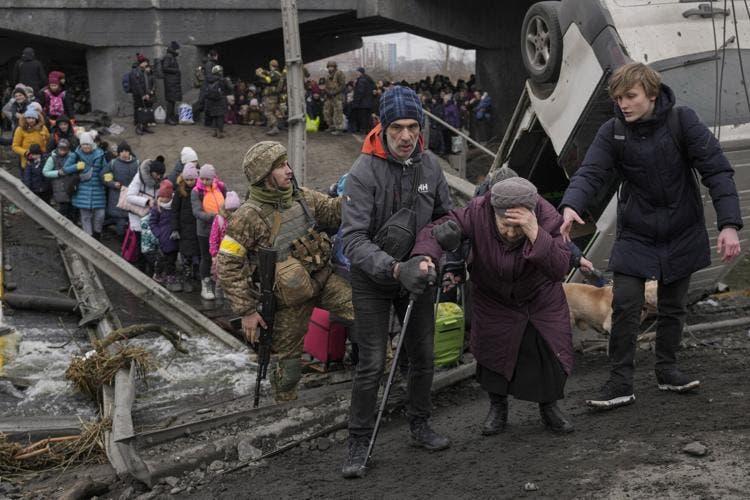 Ucrania intenta evacuar ciudad bajo asedio ruso