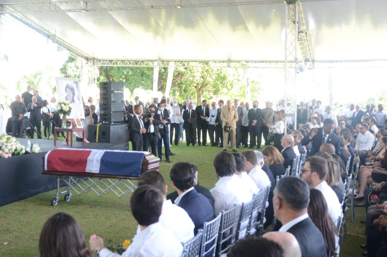 Sepultan restos Rosa Gómez esposa de Hipólito Mejía