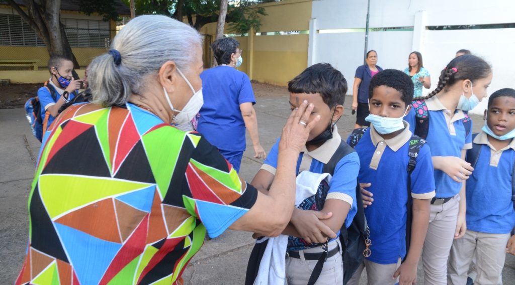 Al iniciarse  la Cuaresma con el Miércoles de Ceniza, estudiantes  de la Escuela República Dominicana, en Villa Juana, reciben  la imposición de  la cruz de ceniza en la frente este  Miércoles de Ceniza. / Archivo