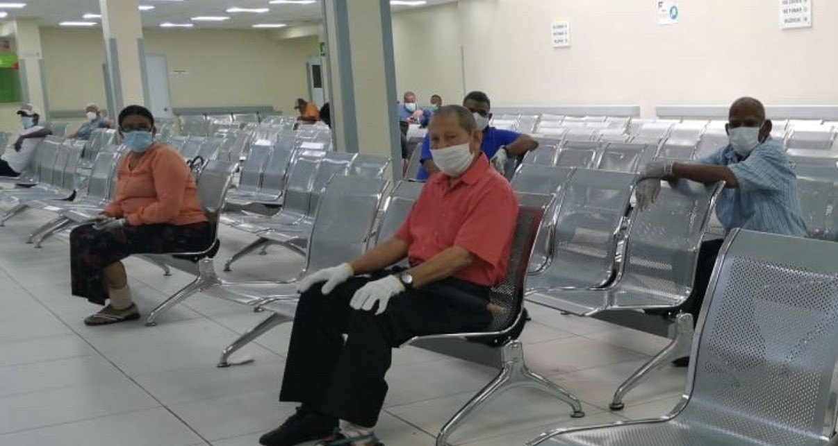 Siguen a la baja los contagios por covid