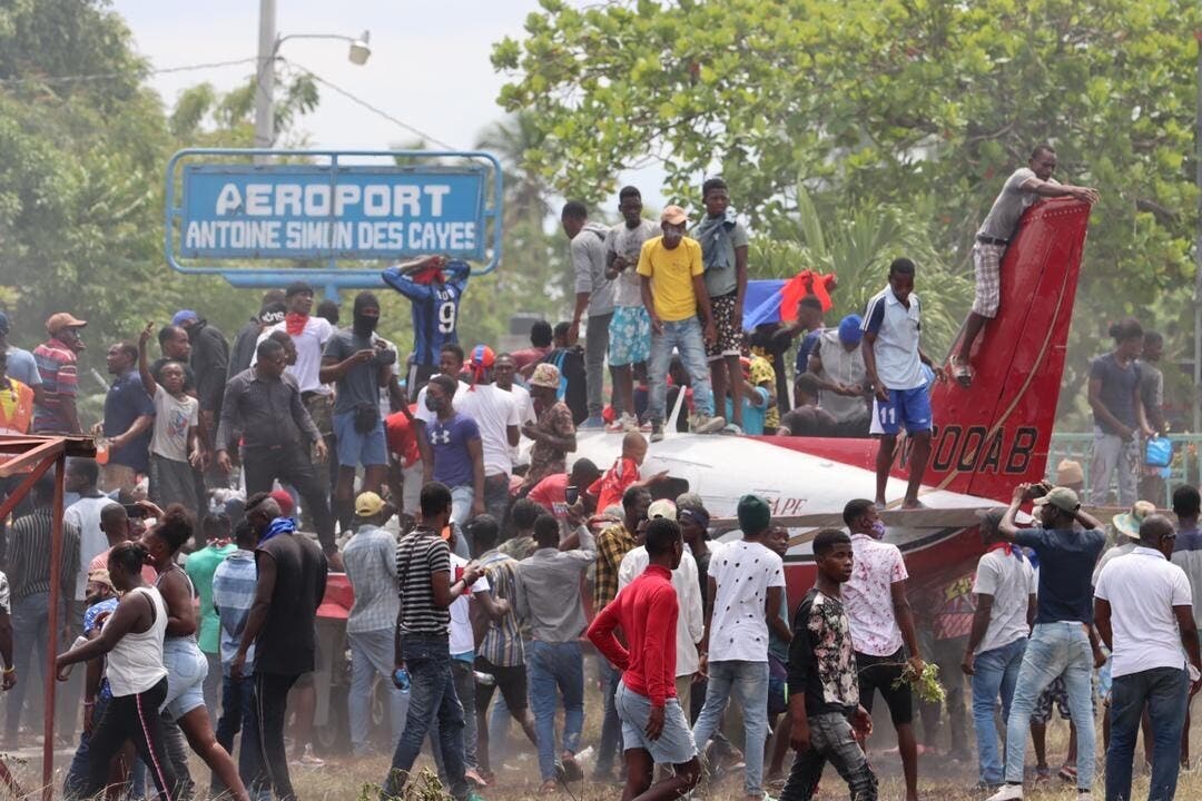 Manifestantes causan destrozos en aeropuerto de ciudad haitiana de Les Cayes