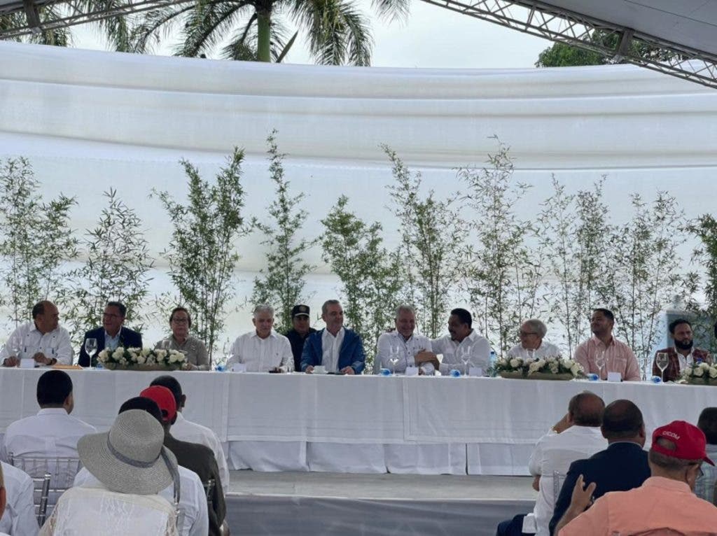 El presidente Luis Abinader encabeza uno de los actos de esta mañana en la zona serrana tras participar en la inauguración de un hospital en Sabana Iglesia, Santiago.