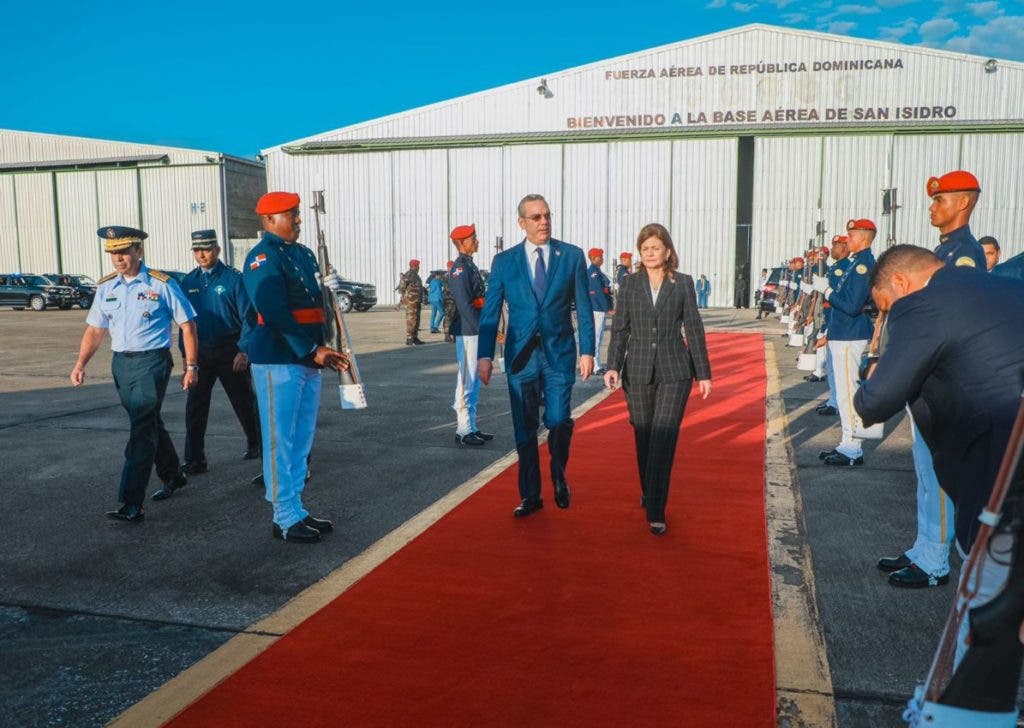 El presidente Luis Abinader es acompañado por la vicepresidenta Raquel Peña hasta el avión para su viaje a Costa Rica.