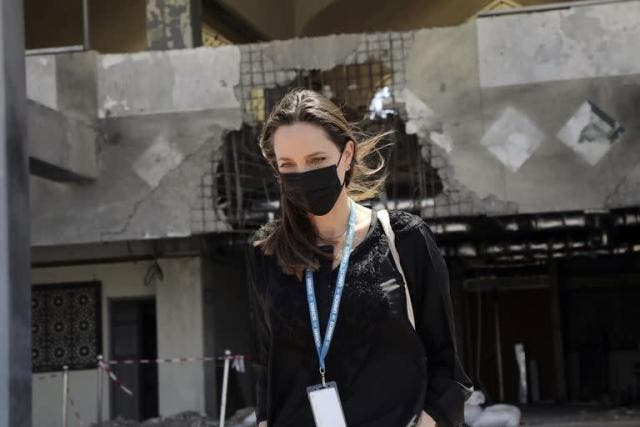 Angelina Jolie viajó a Yemen para ayudar a refugiados