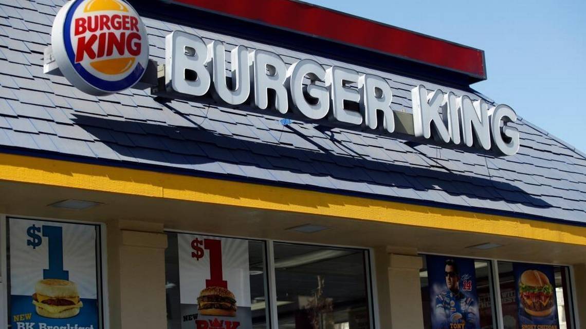 Una empleada de Burger King disparó a un cliente con el que discutió