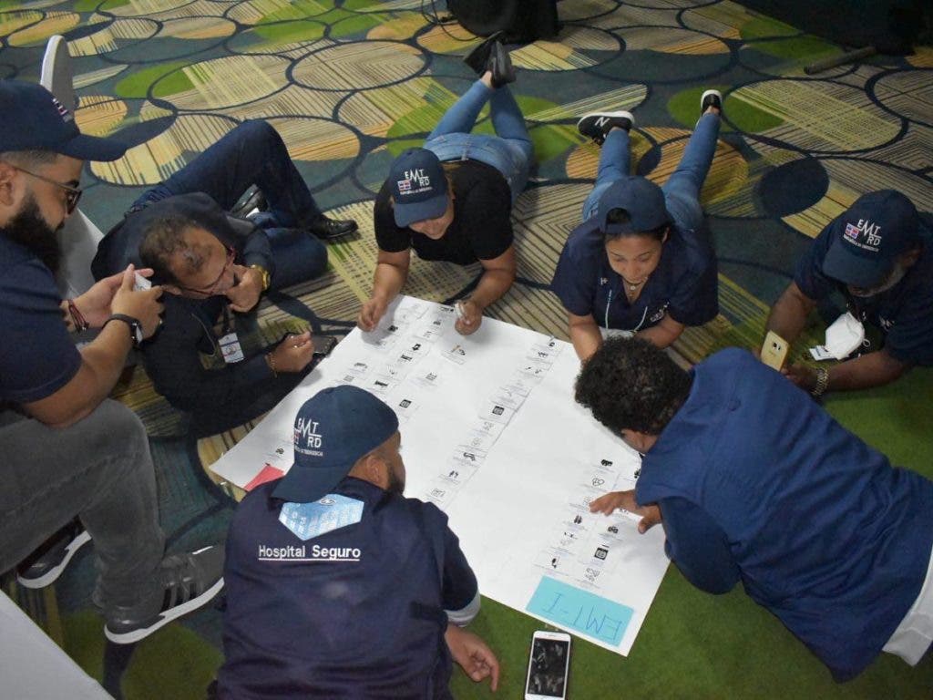 Equipo participante en el encuentro que  sostuvo Salud Público, en Santiago con la “Misión técnica para evaluación y fortalecimiento de despliegue EMT” de la Organización Mundial de la Salud y Panamericana de la Salud OPS-OMS.