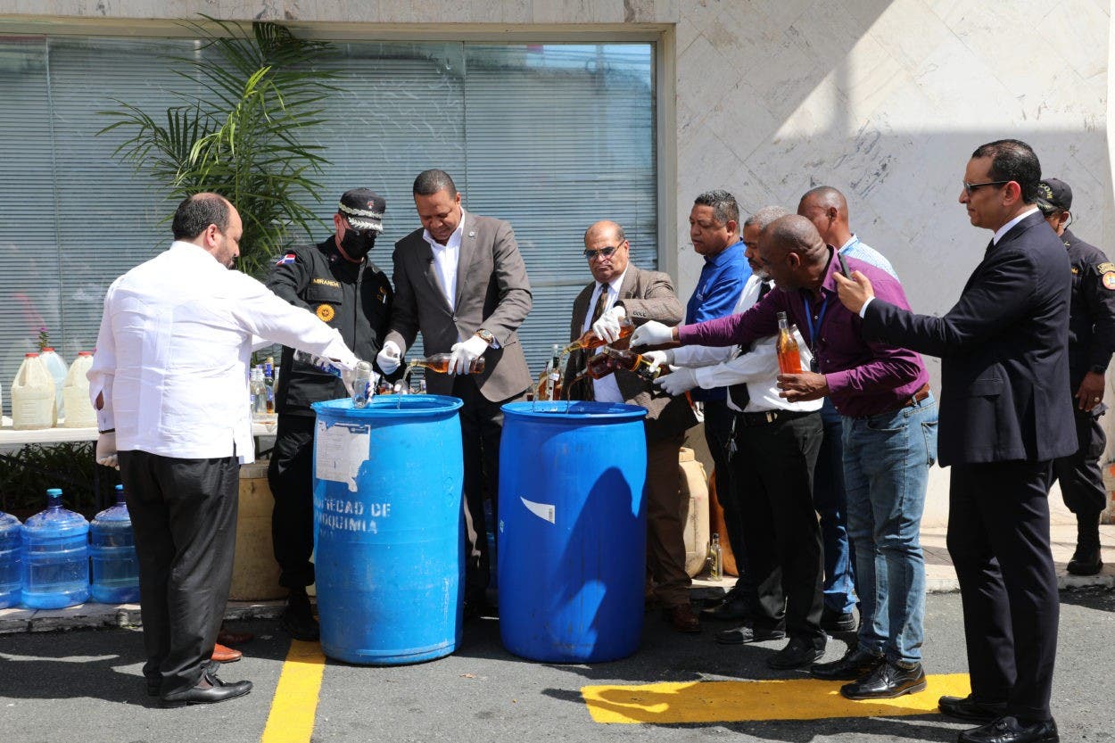 Vierten bebidas adulteradas incautadas en operativos
