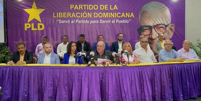 Charle Mariotti en la rueda de prensa en la que anunció que el PLD no apoyará el proyecto de eliminación de aranceles a productos básicos.