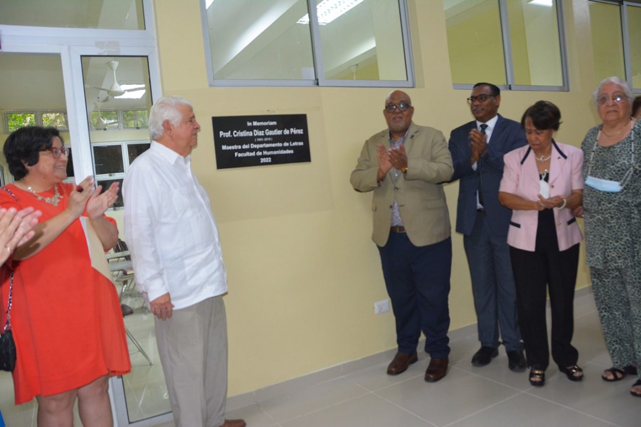 Rinden homenaje póstumo a catedrática