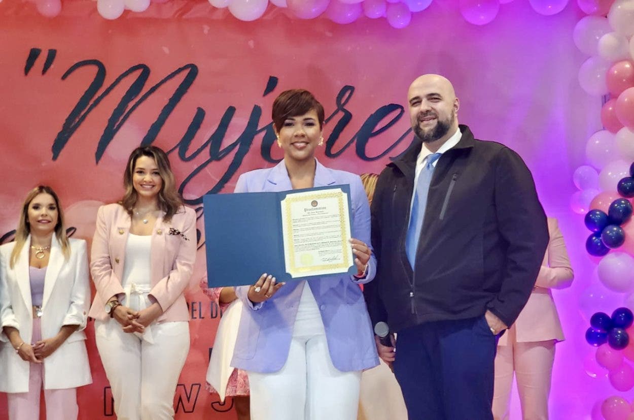 Reconocen a Jenn Henríquez por sus aportes a la mujer hispana