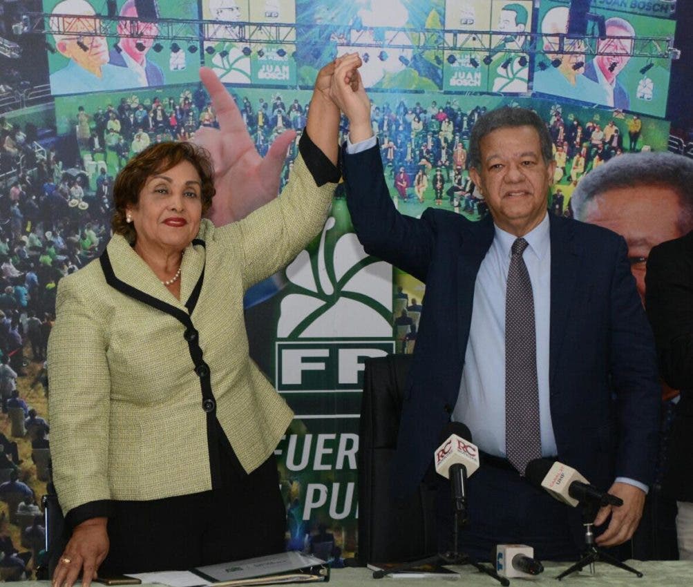 Leonel Fernández juramenta a Nelsida Marmolejos, junto a una nutrida representación de dirigentes de su equipo en la FP