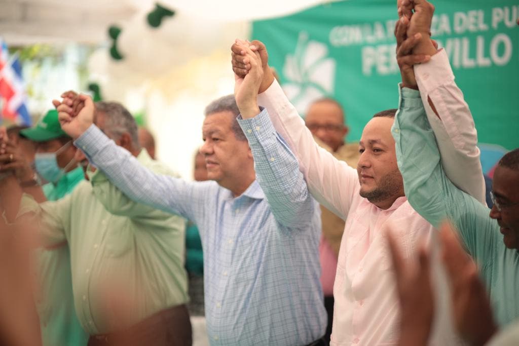 Leonel juramenta al regidor Pedro Freilyn Hernández y su equipo político en una actividad en Monte Plata