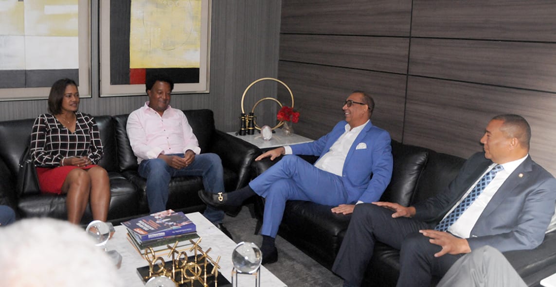 Deligne Ascención recibe Pedro Martínez