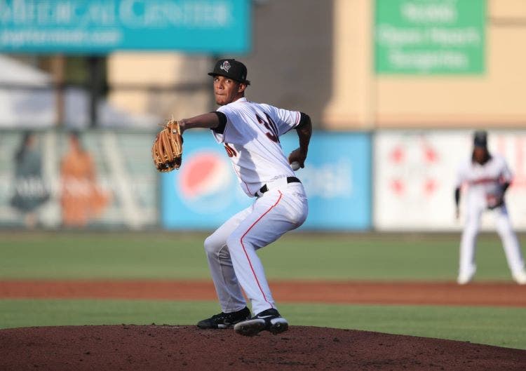 Lanzador Eury Pérez llamando la atención
