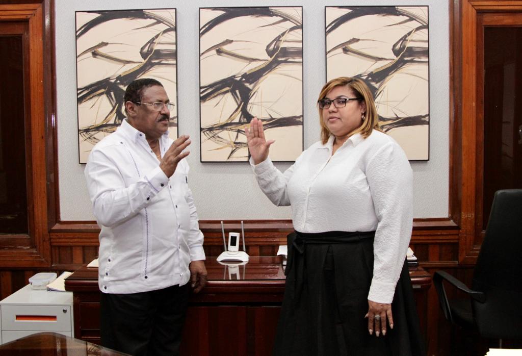 Juramentan subdirectora del Hospital Ángel Contreras