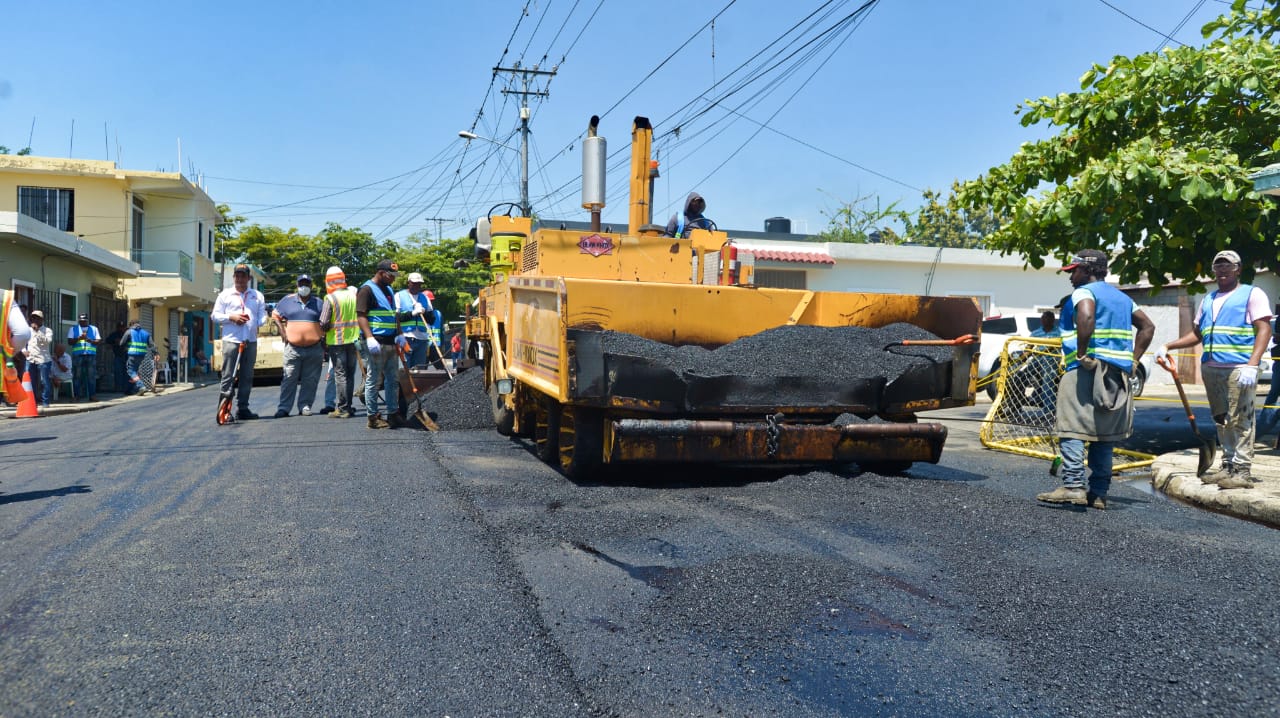 Abinader encabeza plan asfaltado en La Vega